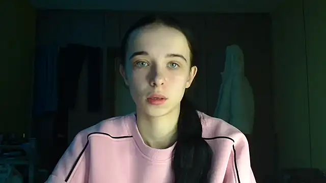 Emilia Light online show from December 19, 2025, 7:04 am