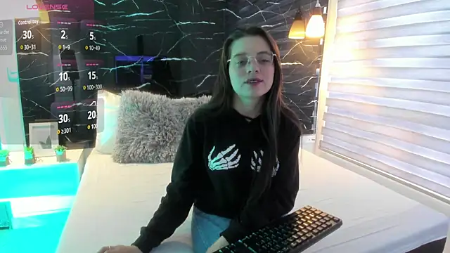 ZOE LE online show from November 4, 2025, 11:53 am