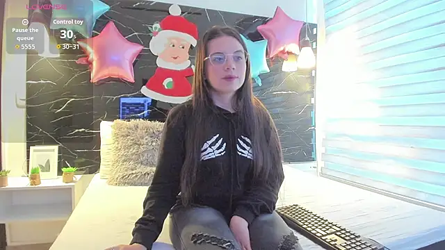 ZOE LE online show from December 3, 2025, 11:41 am