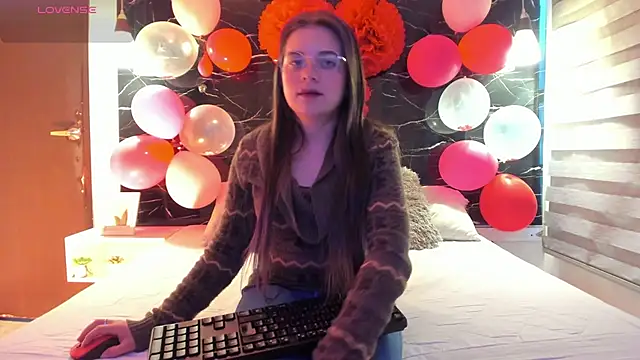 ZOE LE online show from February 19, 2026, 11:50 am