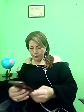 Snapshot of VANESSA__01 chatting on October 17, 2025, 12:19 pm VANESSA  01 online show from October 17, 2025, 12:19 pm