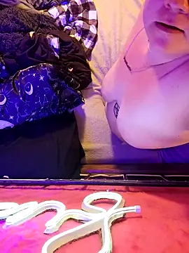 violentviolet68 online show from April 18, 2026, 4:22 pm