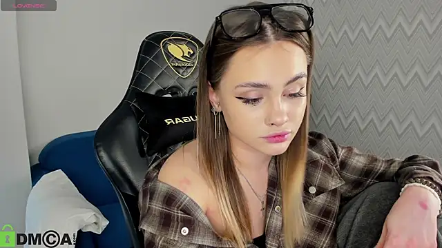 KarinaBroks online show from November 12, 2025, 1:00 pm