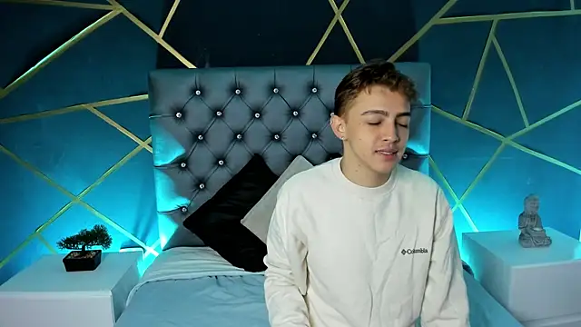 Lian Miller1  online show from October 9, 2025, 12:14 pm