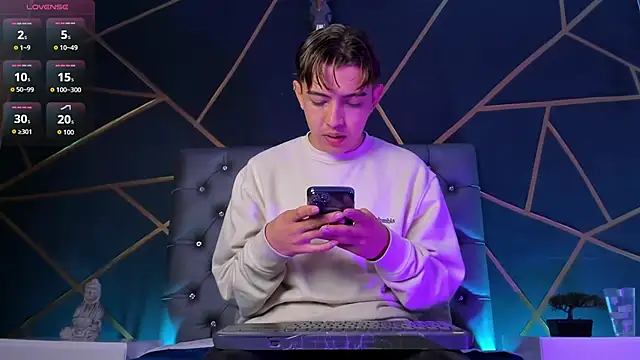 Lian Miller1  online show from January 7, 2026, 12:18 pm