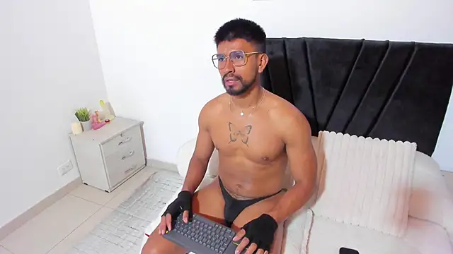 Taylormaccurdy  online show from October 25, 2025, 3:29 pm