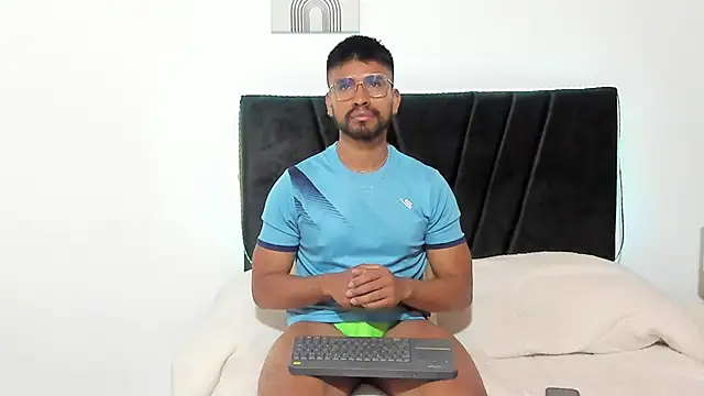 Taylormaccurdy  online show from November 1, 2025, 2:52 pm