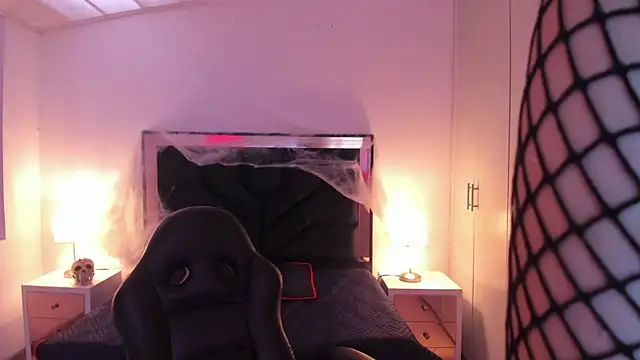 SusanVilla online show from October 31, 2025, 12:06 pm