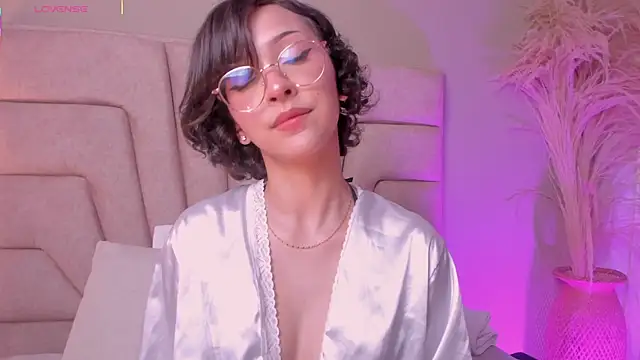 lyalee online show from November 5, 2025, 7:14 pm