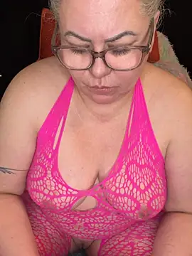 SaraNoir80 online show from February 6, 2026, 6:11 pm