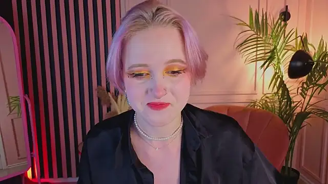 luna son online show from November 22, 2025, 6:12 am