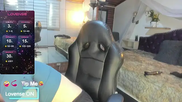 sophialyh 1 online show from April 15, 2026, 1:18 pm