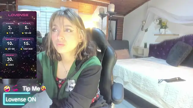 sophialyh 1 online show from May 11, 2026, 1:06 pm