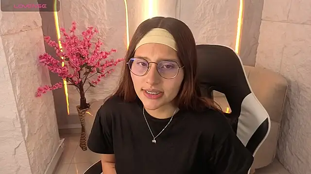 Snapshot of Nyx_Tamy_Tx_ chatting on October 13, 2025, 1:00 pm Nyx Tamy Tx  online show from October 13, 2025, 1:00 pm