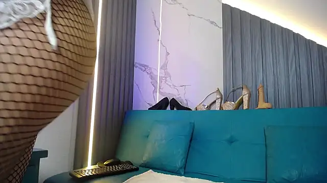 chloe  Jones  online show from November 7, 2025, 12:38 pm