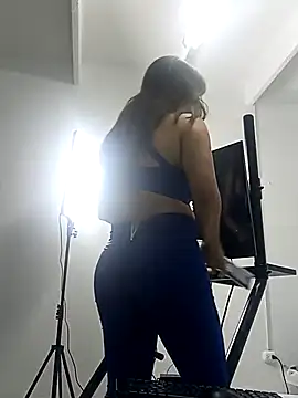 chloe  Jones  online show from November 12, 2025, 12:38 pm