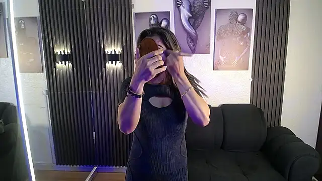 chloe  Jones  online show from January 16, 2026, 1:04 pm