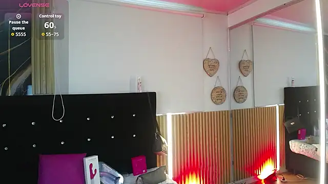 chloe  Jones  online show from April 10, 2026, 1:05 pm