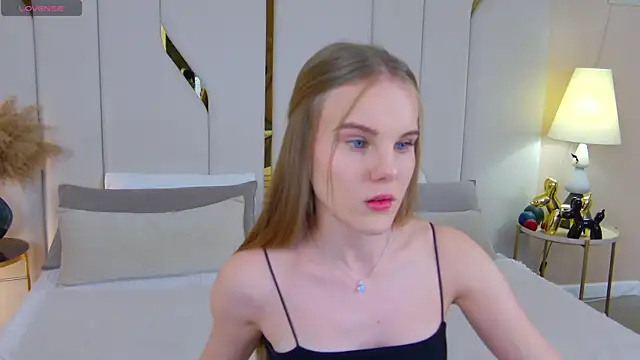 Lili Lohan online show from November 10, 2025, 5:01 pm