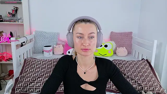 MysticRoxanne online show from November 20, 2025, 8:36 am