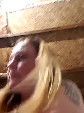 Queen2454 online show from March 6, 2026, 9:39 am