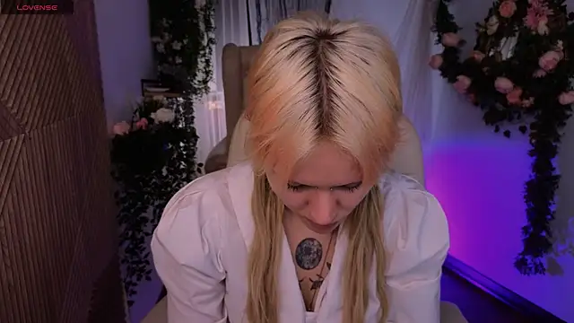 kitten murray  online show from November 12, 2025, 1:33 pm