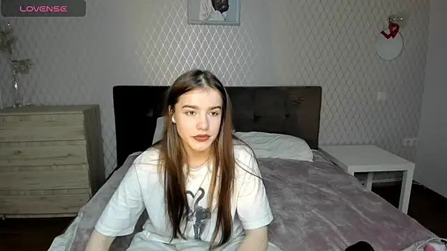 ShellyMoon  online show from October 25, 2025, 3:29 pm