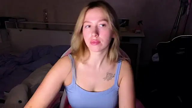 stefany and bettany online show from December 3, 2025, 1:42 pm