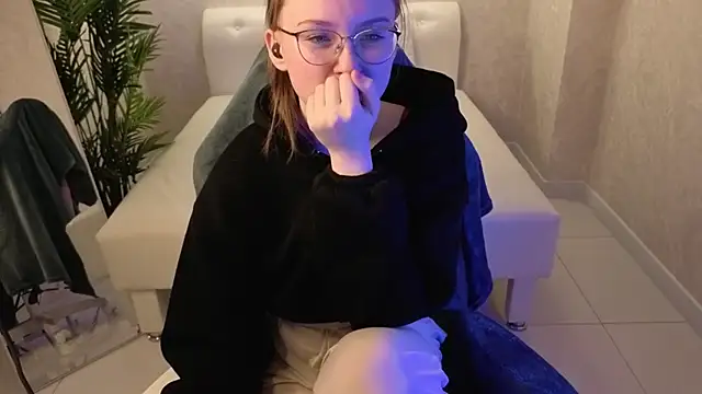 SirenaBlessing online show from December 22, 2025, 1:19 pm