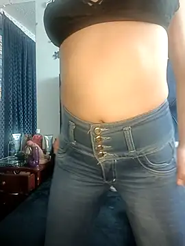 lizethavila online show from October 13, 2025, 9:48 pm