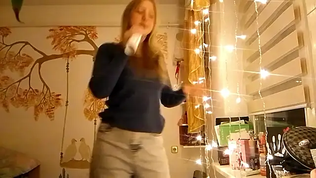 Snapshot of CarynFlaryn chatting on October 15, 2025, 5:24 pm CarynFlaryn online show from October 15, 2025, 5:24 pm