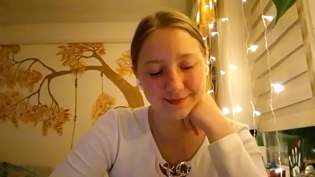 Snapshot of CarynFlaryn chatting on October 25, 2025, 3:03 am CarynFlaryn online show from October 25, 2025, 3:03 am