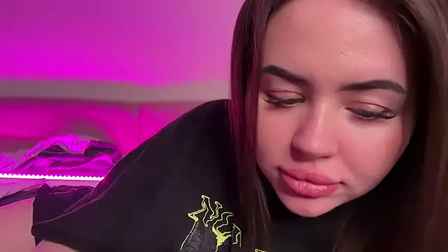 AlmaryKim online show from November 18, 2025, 9:08 pm