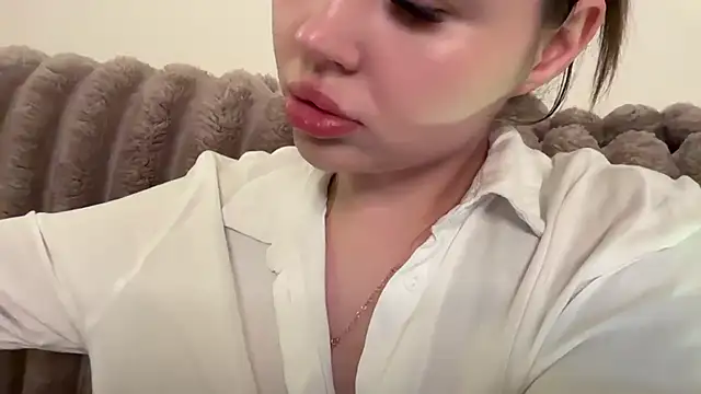 AlmaryKim online show from June 4, 2026, 8:04 pm