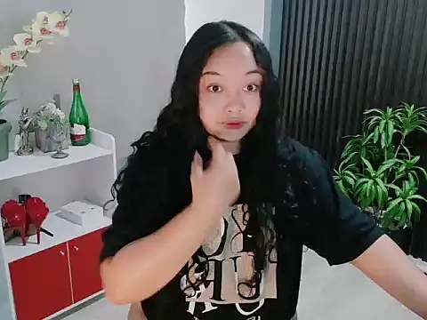 Snapshot of UrFavouriteCravings chatting on February 6, 2026, 2:27 am UrFavouriteCravings online show from February 6, 2026, 2:27 am