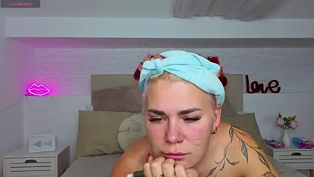 Naughty kittyy1 online show from October 10, 2025, 6:01 am