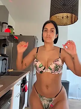 Snapshot of LaPetiteKim chatting on October 16, 2025, 12:17 pm LaPetiteKim online show from October 16, 2025, 12:17 pm