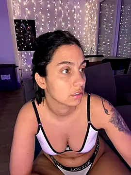 Snapshot of LaPetiteKim chatting on October 22, 2025, 7:46 pm LaPetiteKim online show from October 22, 2025, 7:46 pm