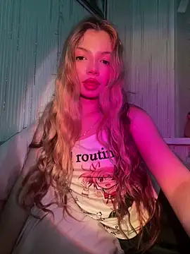  Siennaaa  online show from March 1, 2026, 9:50 pm