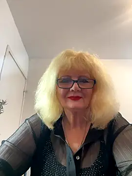 Snapshot of BoloshkaBlonda chatting on October 24, 2025, 10:00 am BoloshkaBlonda online show from October 24, 2025, 10:00 am