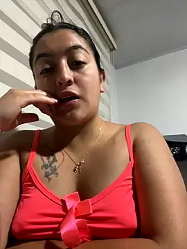 Snapshot of itsgianna chatting on October 22, 2025, 2:12 am itsgianna online show from October 22, 2025, 2:12 am