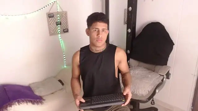 Snapshot of Dylan_horny chatting on October 10, 2025, 1:32 pm Dylan horny online show from October 10, 2025, 1:32 pm