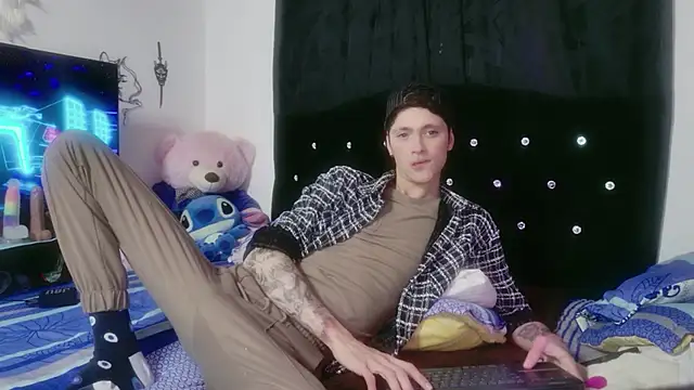 Tyler cat online show from December 16, 2025, 5:01 am