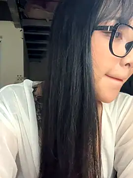 Snapshot of Linh5790 chatting on October 8, 2025, 5:05 am Linh5790 online show from October 8, 2025, 5:05 am