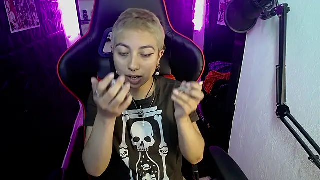 lunarichy22 online show from November 14, 2025, 7:56 pm