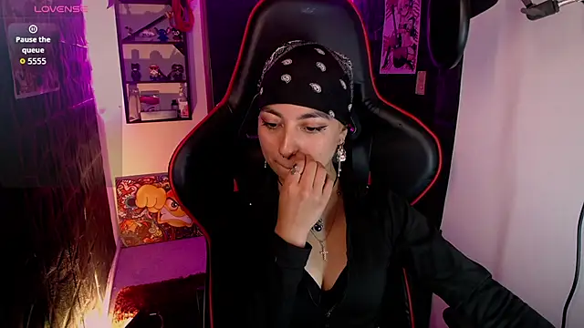 lunarichy22 online show from November 21, 2025, 8:29 pm