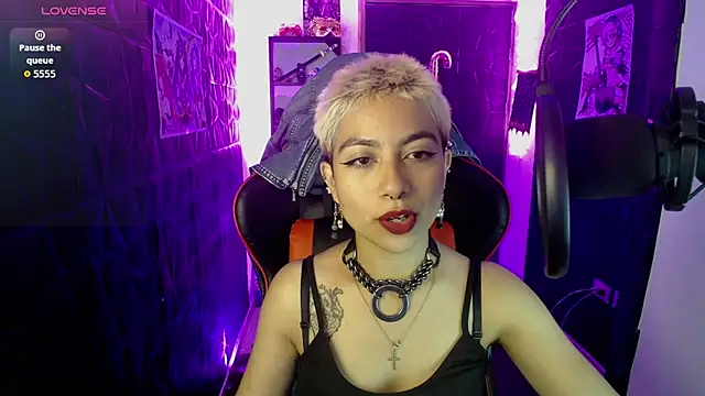 lunarichy22 online show from December 4, 2025, 9:01 pm