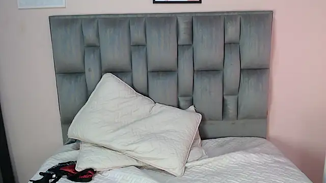 Snapshot of Kitty_foxx_ chatting on October 11, 2025, 3:54 pm Kitty foxx  online show from October 11, 2025, 3:54 pm