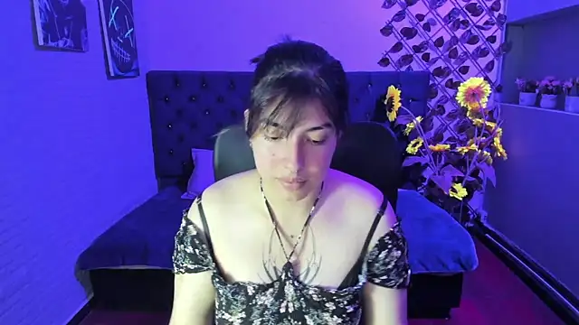 Violetta Swett  online show from December 4, 2025, 4:05 pm