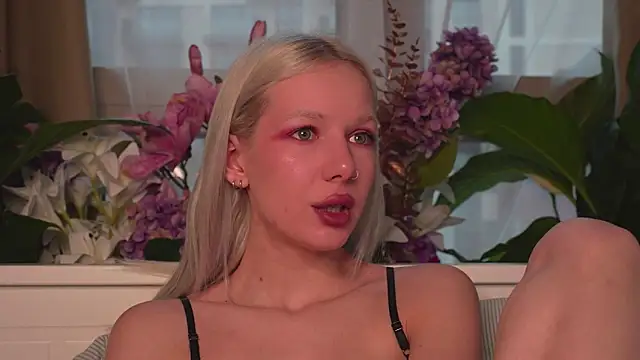 RanyThomson online show from November 29, 2025, 1:47 pm